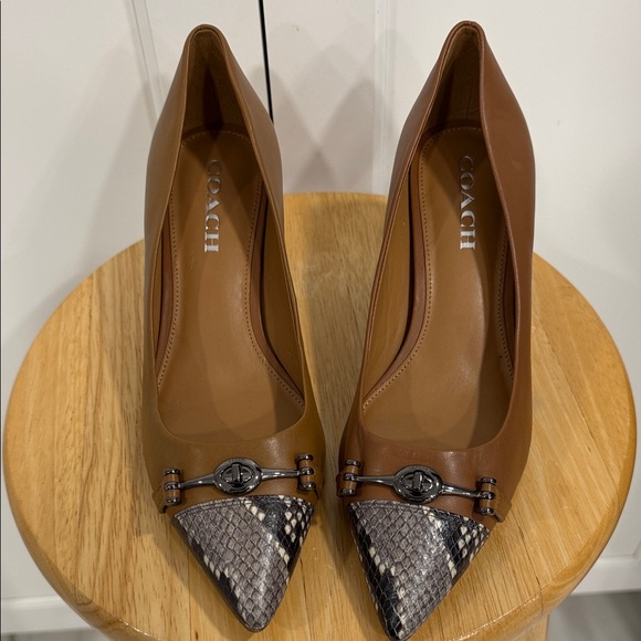 COACH LAURI POINTED-TOE-PUMPS 9.5 Tan Horse-Bit Signature turnlock hardware. - Picture 10 of 11